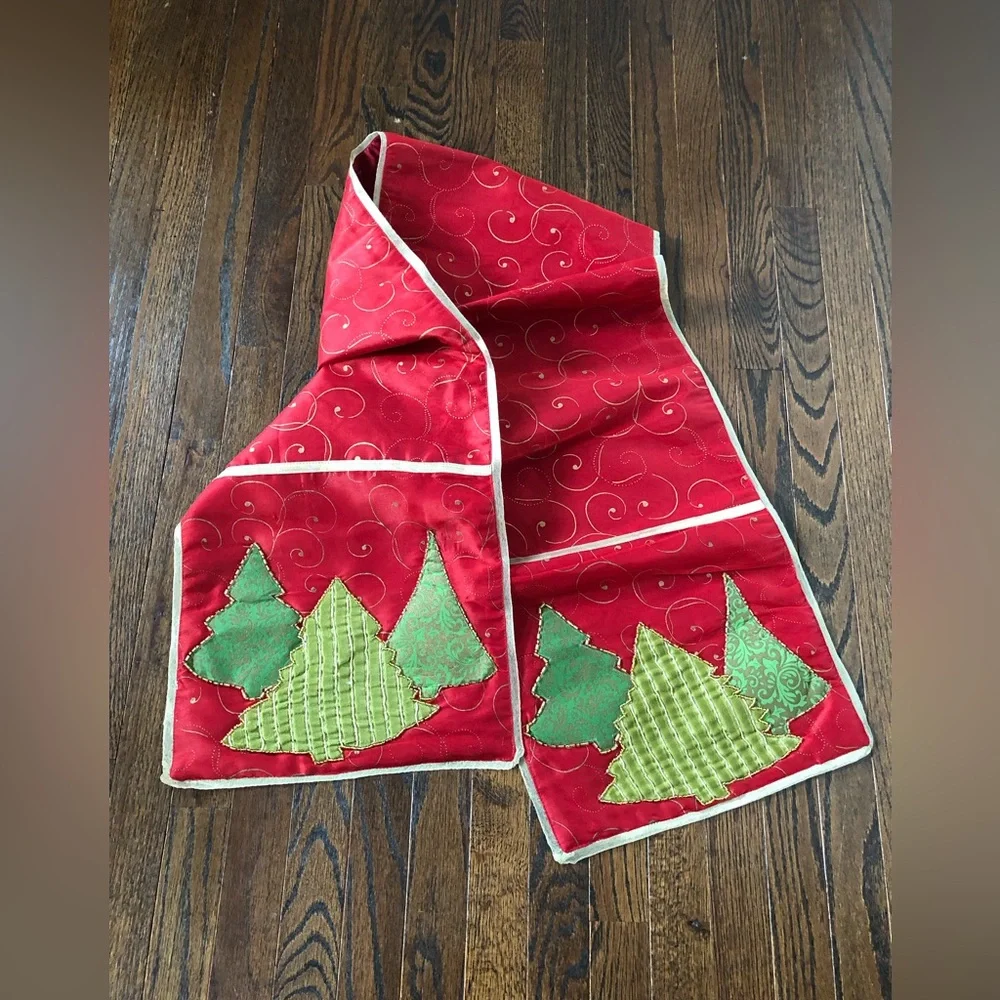 Pier 1 Imports 13”x72” Red/Gold/Green Christmas Tree Appliqué Table Runner - EUC